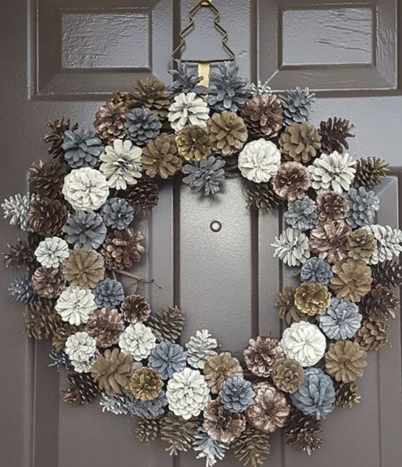 Details about   ALEKO Decorative Holiday Christmas Artificial Wreath with Pine Cones 